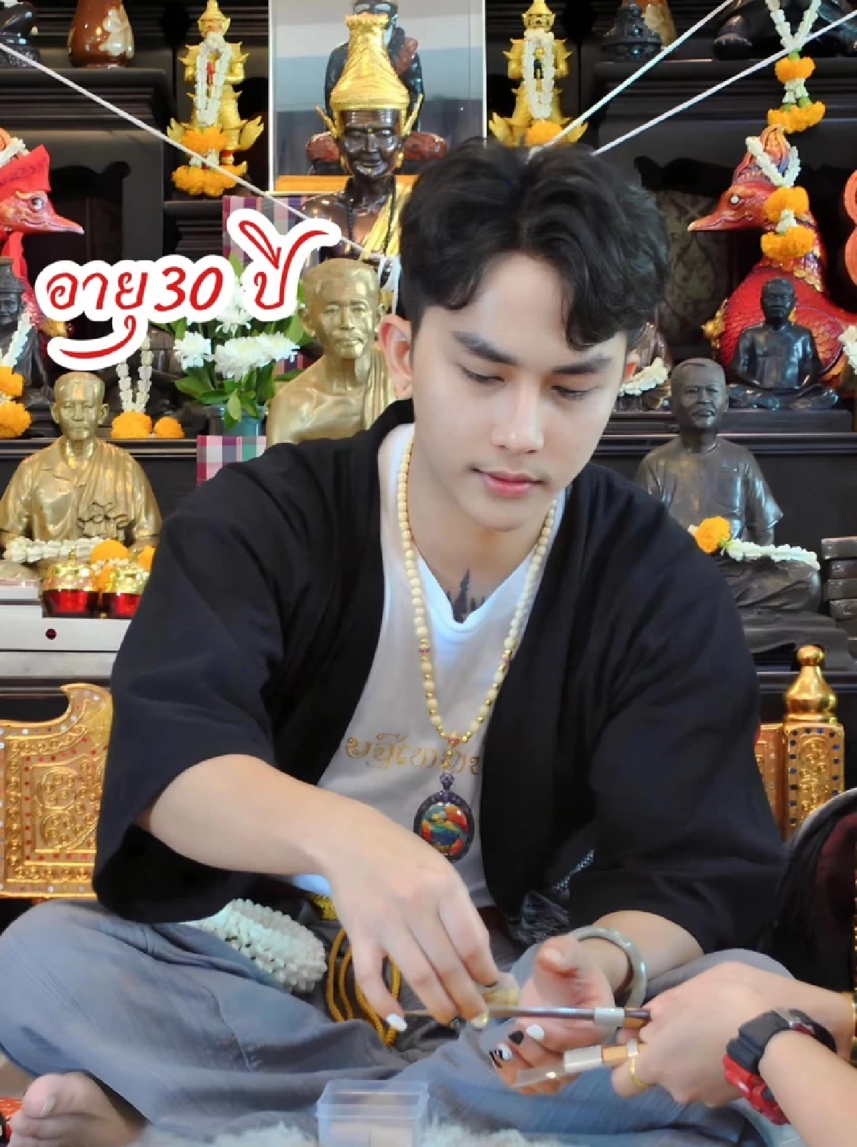 เปิดวาร์ป \"พ่อครูตัวจริง\" เหมือนหลุดจากซีรีส์เขมจิราต้องรอด \"อ.พลเอก\"