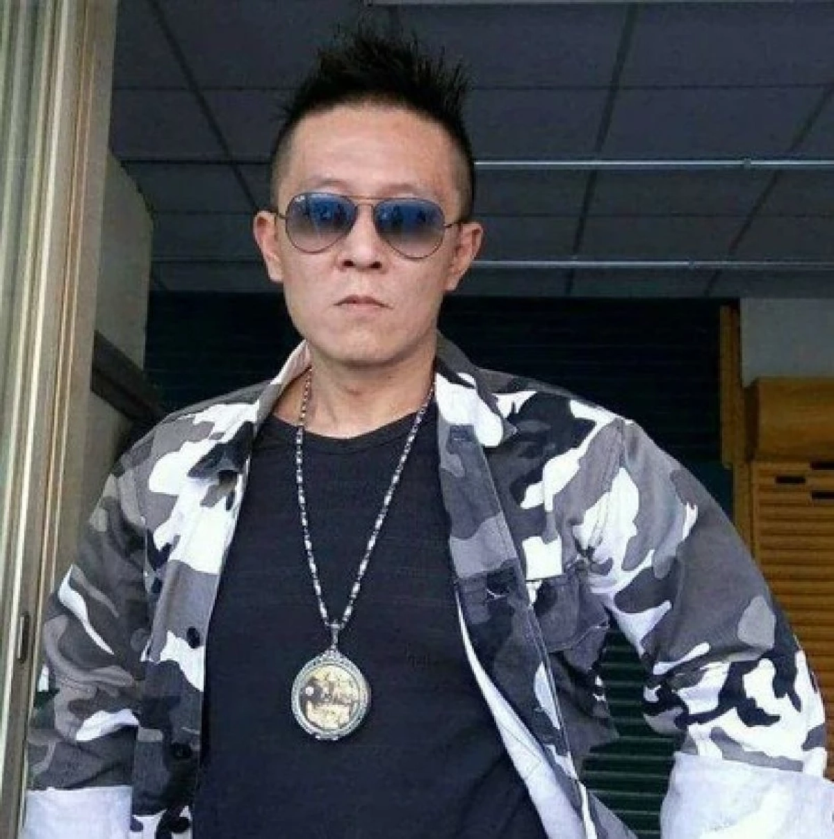 ช็อก! ดารารุ่นใหญ่ดับปริศนาคาบ้านพัก สุนัขคู่ใจเฝ้าศพไม่ห่าง
