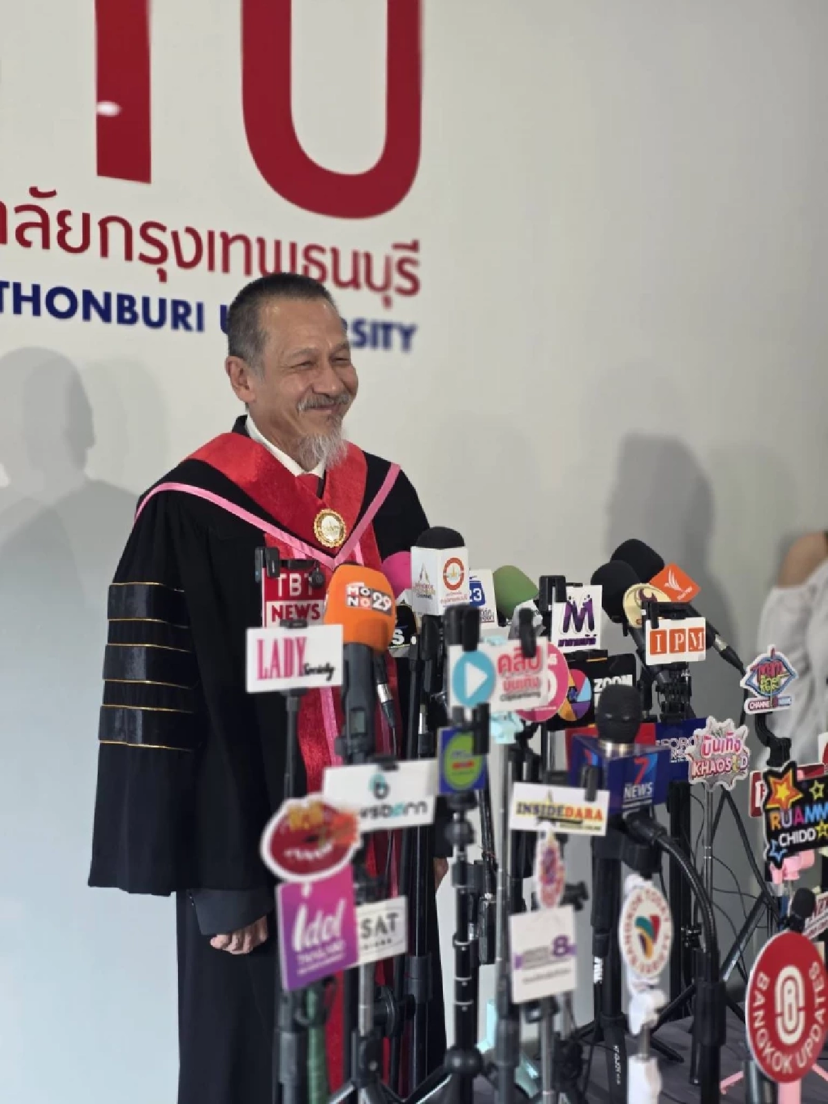 \"อ๊อฟ พงษ์พัฒน์\"  ขอไม่วิจารณ์การเมือง ลั่น! ผู้นำไม่ต้องเก่งแต่ต้องซื่อสัตย์