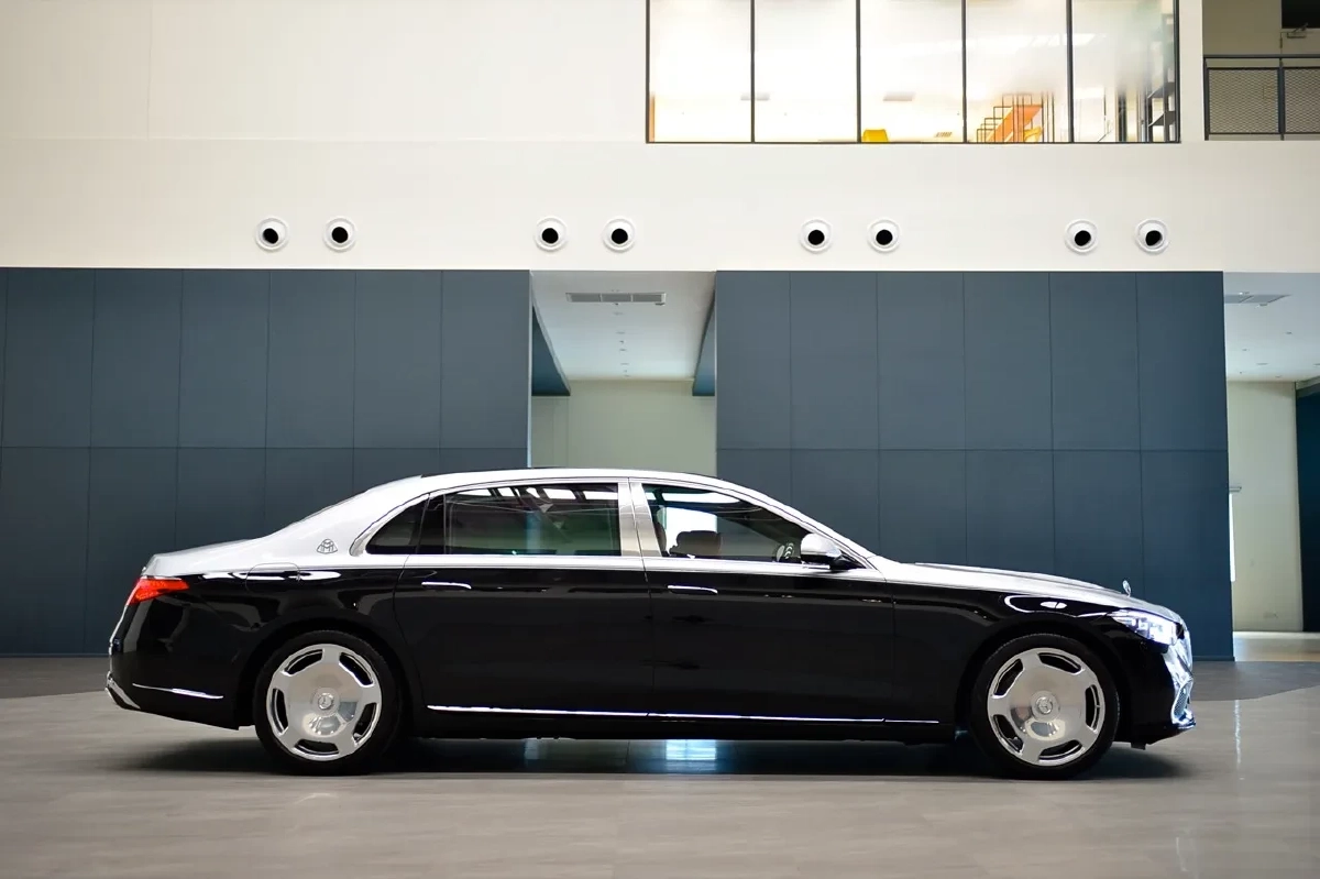 ส่องรถหรูรับ \"ทักษิณ\" MERCEDES MAYBACH ถอดรหัสป้ายทะเบียนเสริมมงคล
