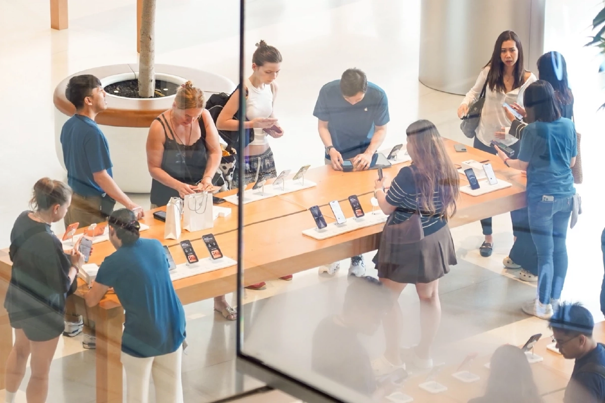 Apple Store ICONSIAM สร้างประวัติศาสตร์! ลูกค้าแห่รับ iPhone 17 ล้นหลาม!  พร้อมสิทธิพิเศษสุดคุ้มจากไอคอนสยาม