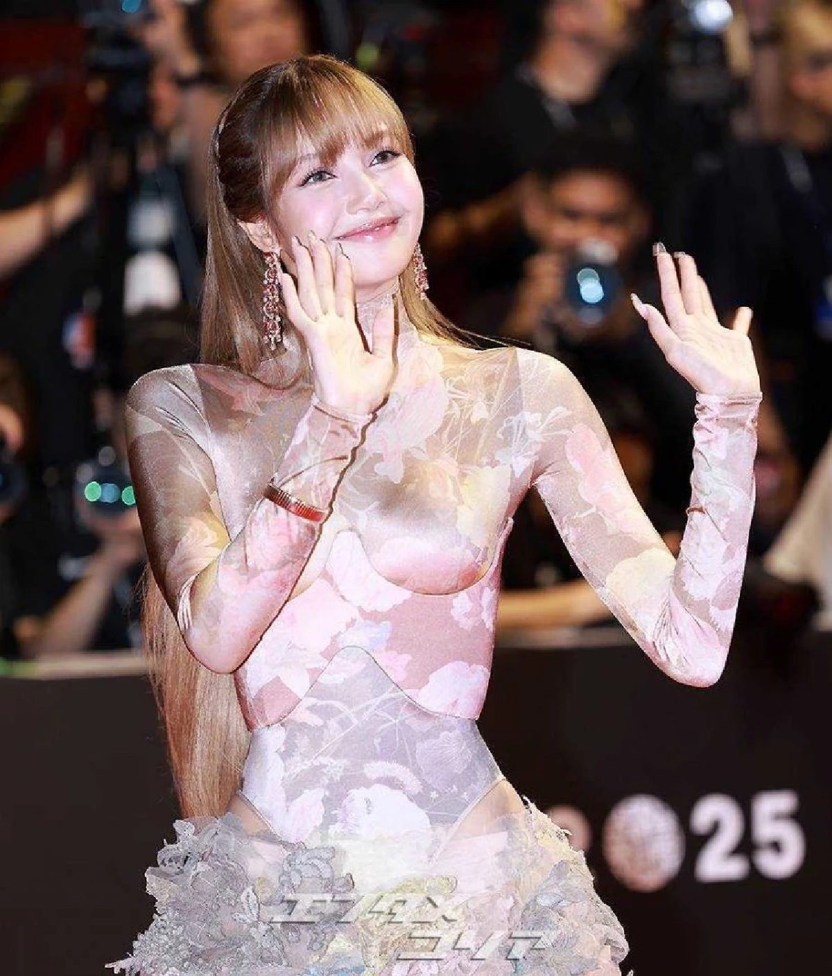 สะกดทุกสายตา “ลิซ่า” คว้า Best Dressed พรมแดงเทศกาลหนังปูซาน2025