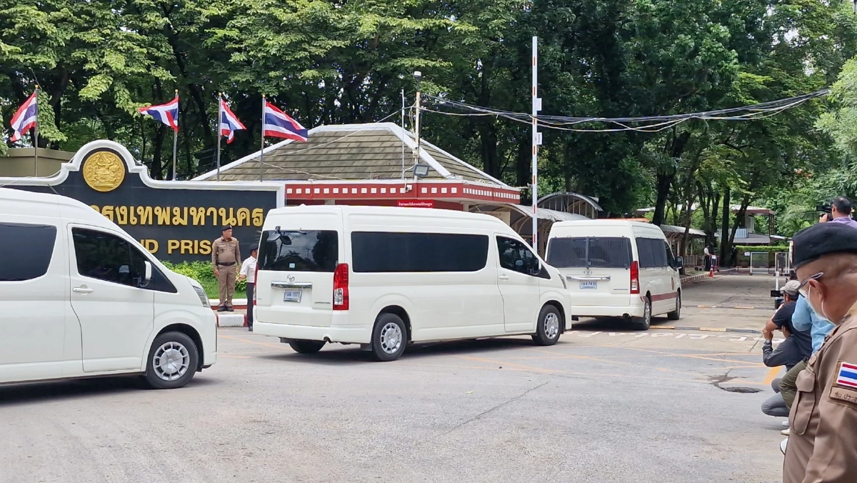 ส่องเลขทะเบียนรถตู้เรือนจำ คุมตัว ทักษิณ ชินวัตร อดีตนายกฯ