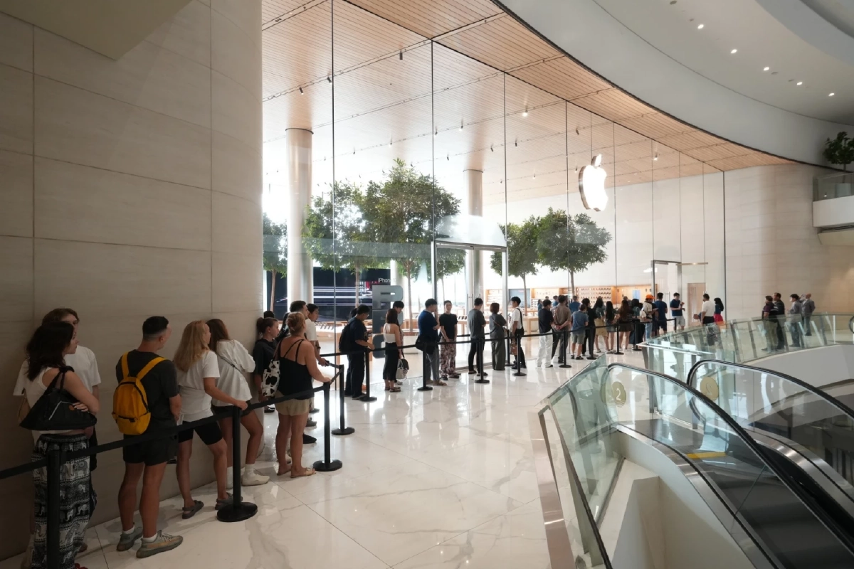 Apple Store ICONSIAM สร้างประวัติศาสตร์! ลูกค้าแห่รับ iPhone 17 ล้นหลาม!  พร้อมสิทธิพิเศษสุดคุ้มจากไอคอนสยาม