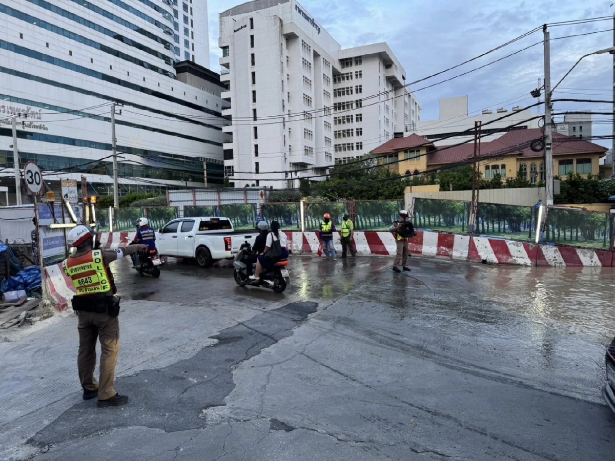 ถนนทรุดตัว ท่อน้ำแตก หน้า รพ.วชิรพยาบาล การจราจรติดขัด