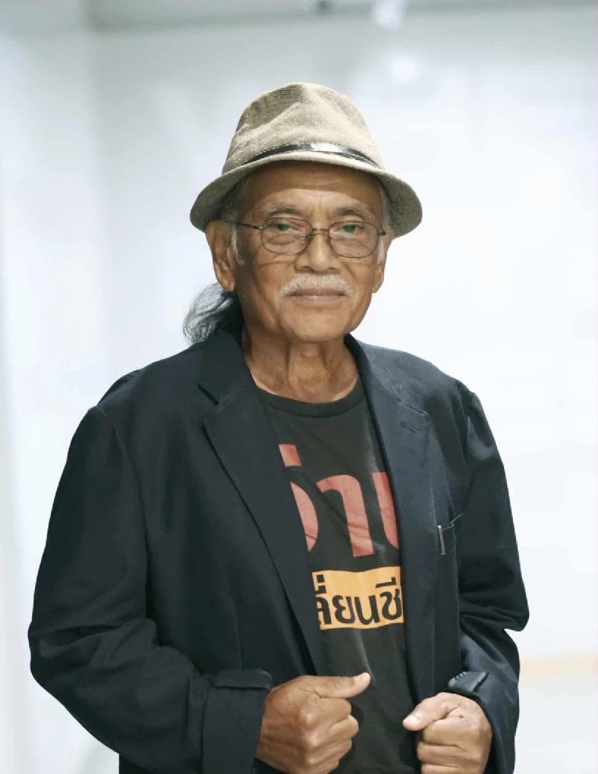 ‘อีกฟากด้านกระดานหก’ คว้ารางวัลซีไรต์ ประเภทกวีนิพนธ์ ประจำปี 2568