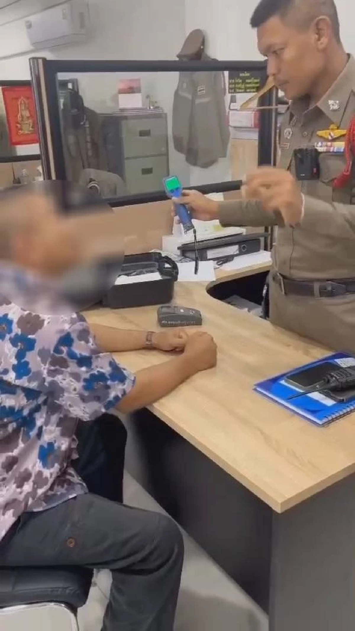 จ่อแจ้งข้อหา \"ทหารยศพันโท\" ซิ่งชนชาวบ้าน อิดออดเป่าเมา ด่าทอตำรวจ
