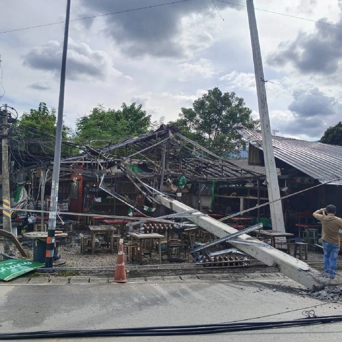ปภ.เชียงใหม่ สรุปความเสียหาย รถกระบะส่งน้ำ ชนเสาไฟฟ้าล้ม 52 ต้น