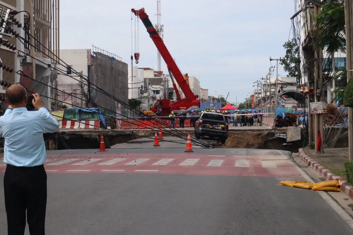 รฟม. สั่งหยุดก่อสร้าง จุดถนนทรุดตัว พร้อมปิดกั้นพื้นที่บางส่วน