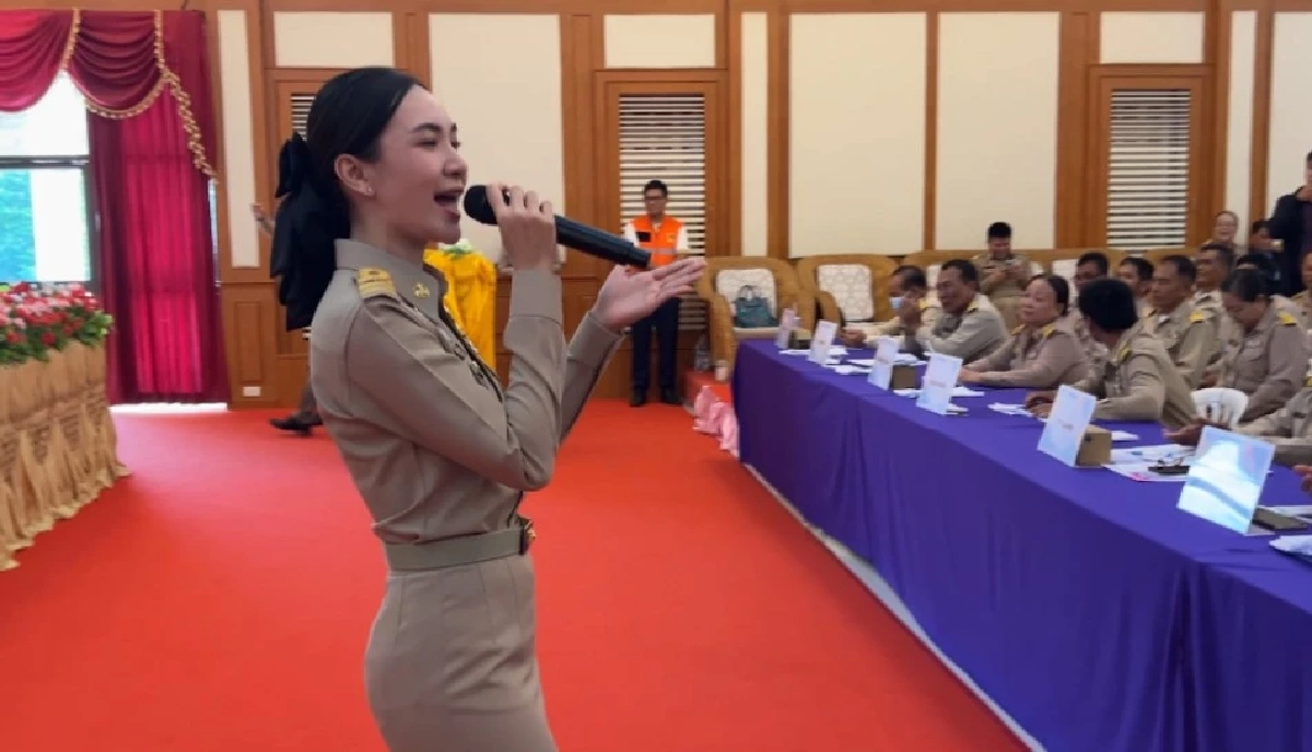 ชมคลิป เฮฮากันใหญ่ \"ปลัดแคท\" ร้องเพลงพุ่มพวงกลางที่ประชุม กำนัน-ผู้ใหญ่บ้าน
