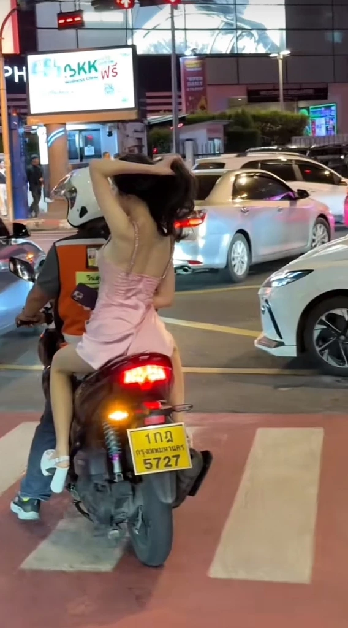เลขทะเบียนรถ \"เจนิส\" ซ้อนท้ายแซ่บ อึ้ง! ราคาประมูลเบาะ สูงพอๆกับราคาทองคำ
