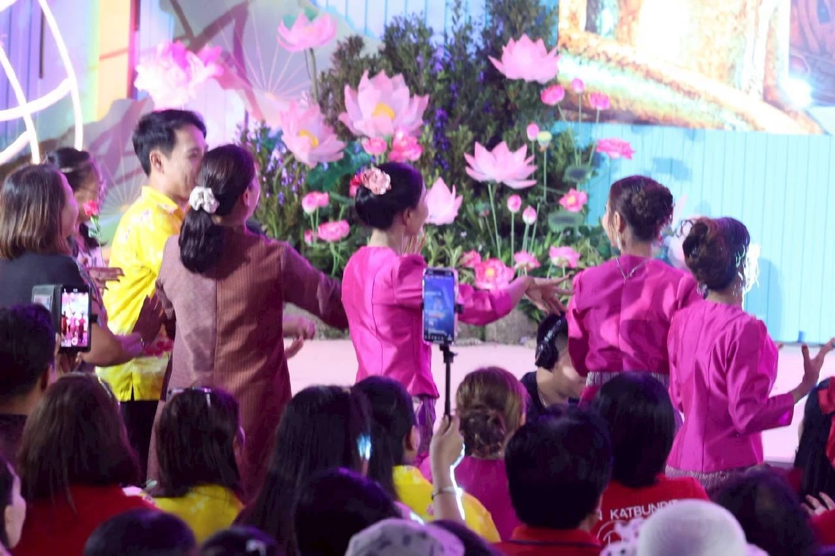 กรี๊ดลั่น \"ไรอัล กาจบัณฑิต\" ทำเวทีประเพณีรับบัว ฟิน เต้นยับ! มาลัยเงินคล้องล้น