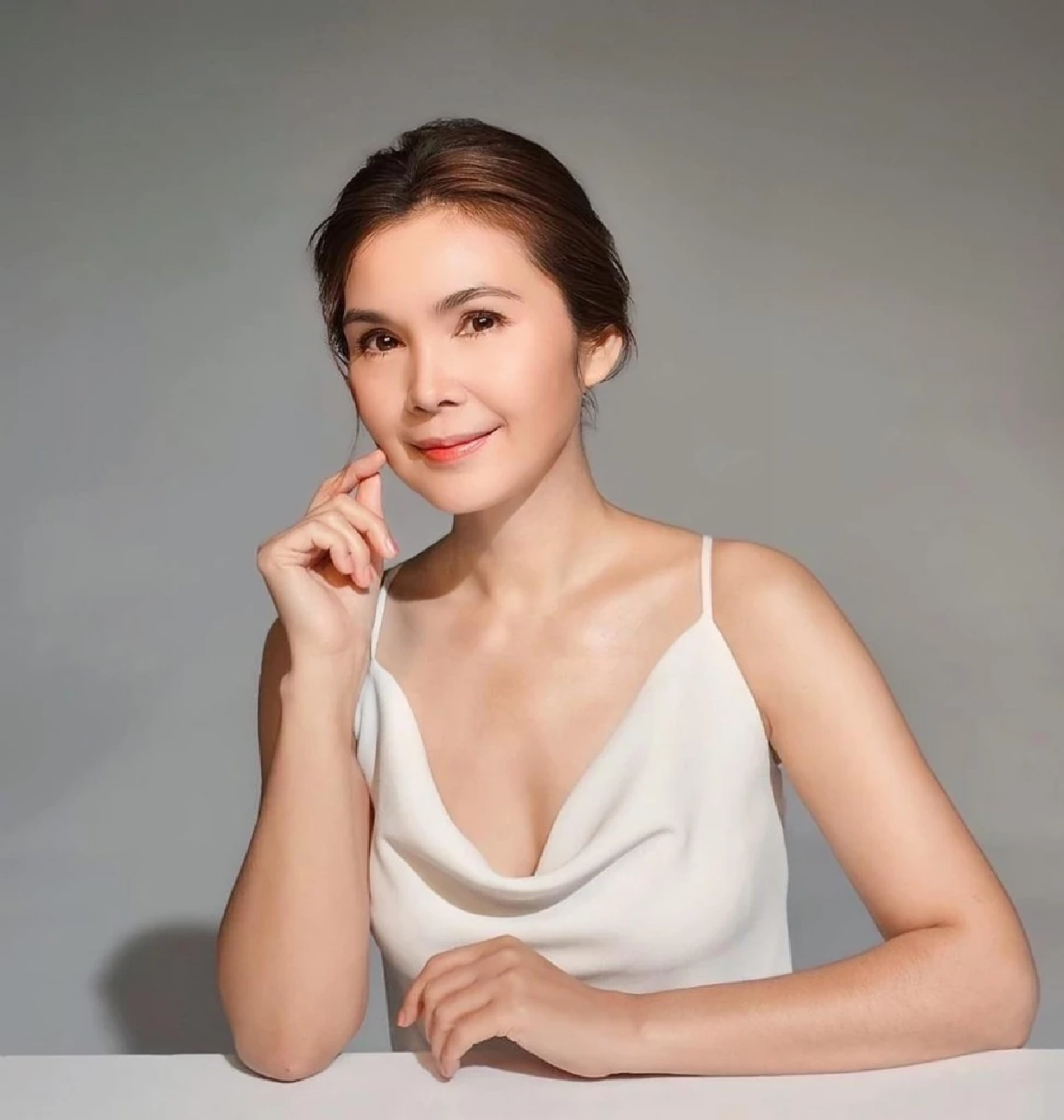 ‘ฝน ธนสุนทร’ เซอร์ไพรส์โพสต์ภาพคู่หวานใจในชุด ‘บ่าวสาว’ ลุ้นข่าวดีวิวาห์หวาน