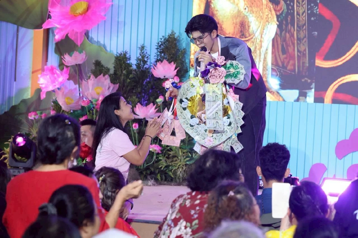 กรี๊ดลั่น \"ไรอัล กาจบัณฑิต\" ทำเวทีประเพณีรับบัว ฟิน เต้นยับ! มาลัยเงินคล้องล้น