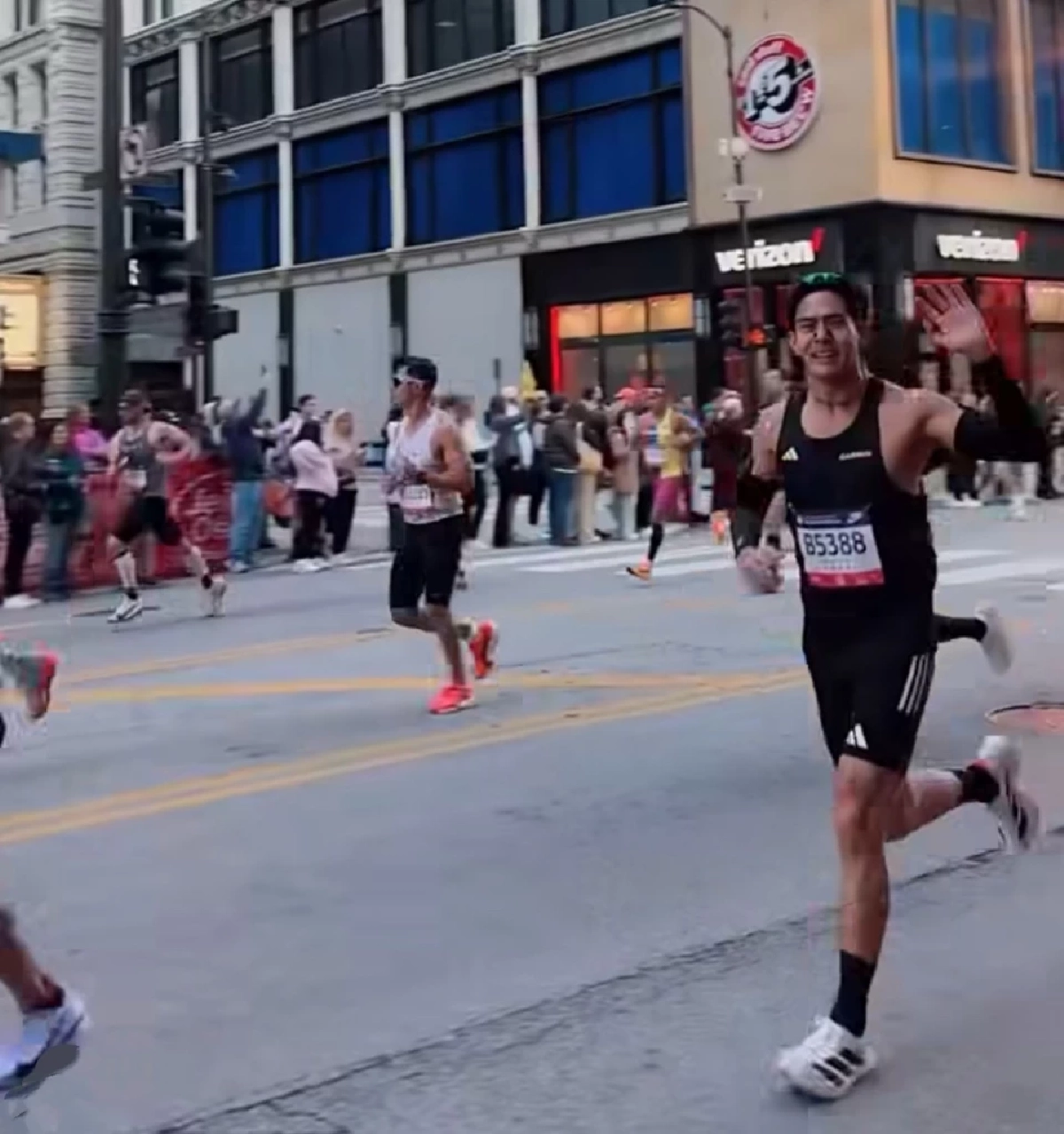 \"เต้ย พงศกร\" พระเอกเจ้าลมกรดมาเหนือ! ทำลายสถิติตัวเอง Chicago Marathon 2025