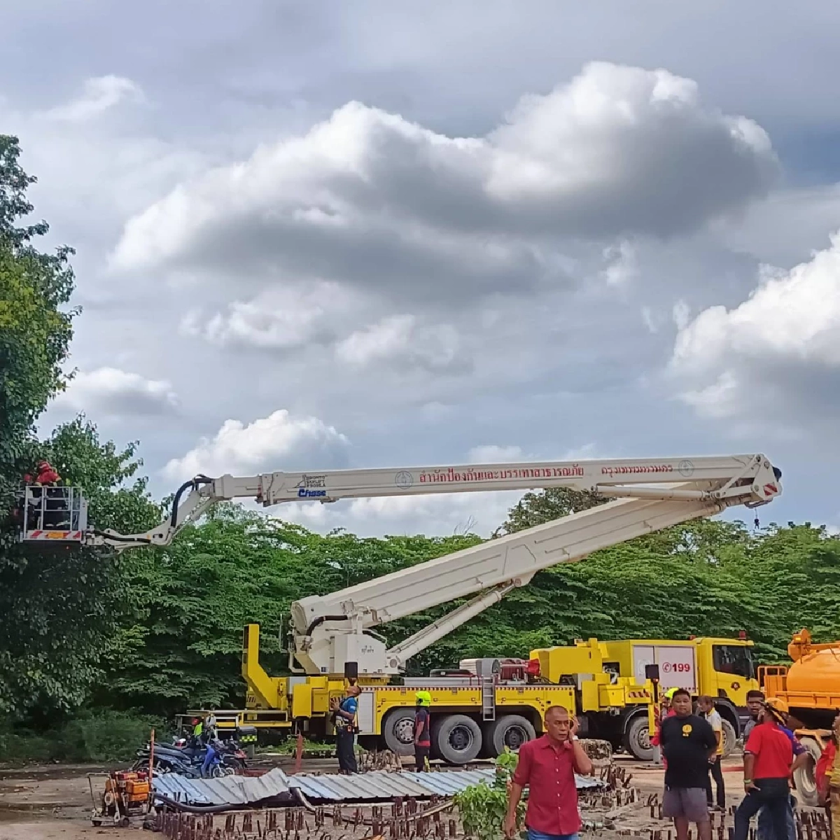 ด่วน! ไฟไหม้คอนโด ตรงข้ามห้างฯ พาต้า เจ้าหน้าที่เร่งอพคน ลงสู่พื้นล่าง