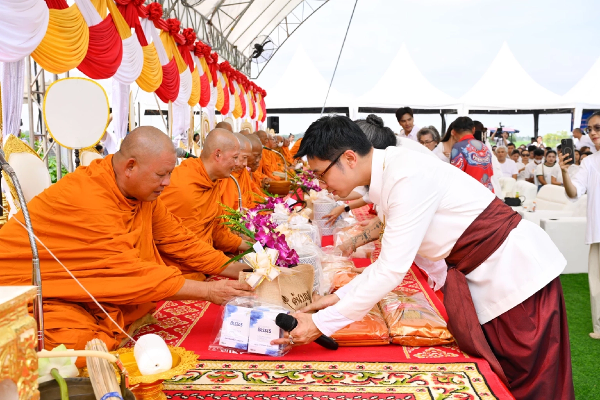 กตัญญูแผ่นดิน \"บุ๋ม ปนัดดา\" ทำบุญให้นักรบ ประชาชนแห่ร่วมงานนับพัน