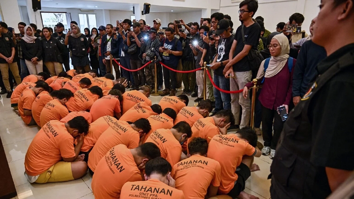 จับ 34 ชายปาร์ตี้สวิงกิ้ง ตร. เปิดหน้าแถลงข่าว เดินประจานกลางถนน 