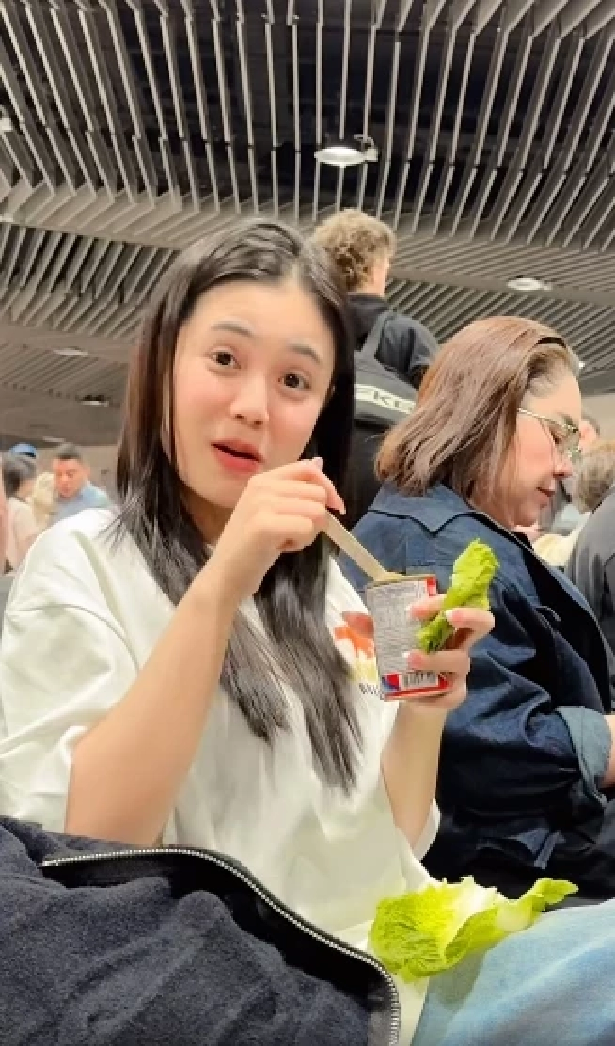 จวกยับ! ดราม่า \"ลำไย ไหทองคำ\" นั่งกินปลากระป๋อง กลางสนามบิน (คลิป)