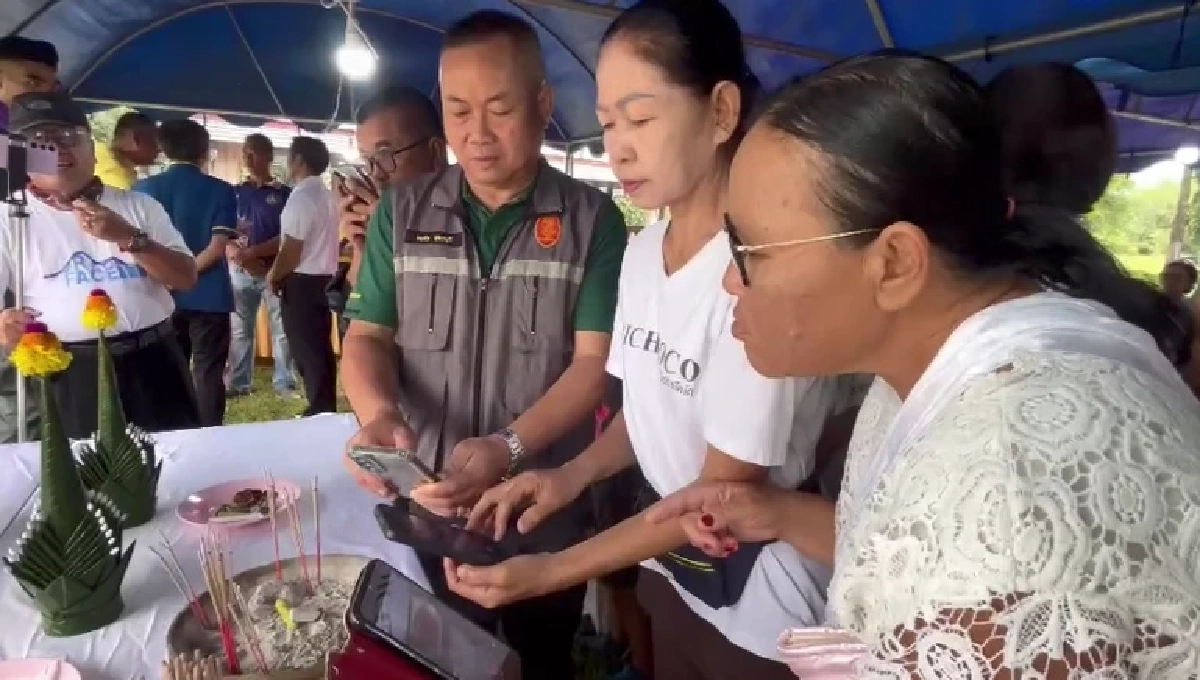 ชาวบ้าน รุมถ่ายภาพ เลขมงคล \"พระธาตุโนนตาล\" โผล่กลางพิธีขอขมากรรม