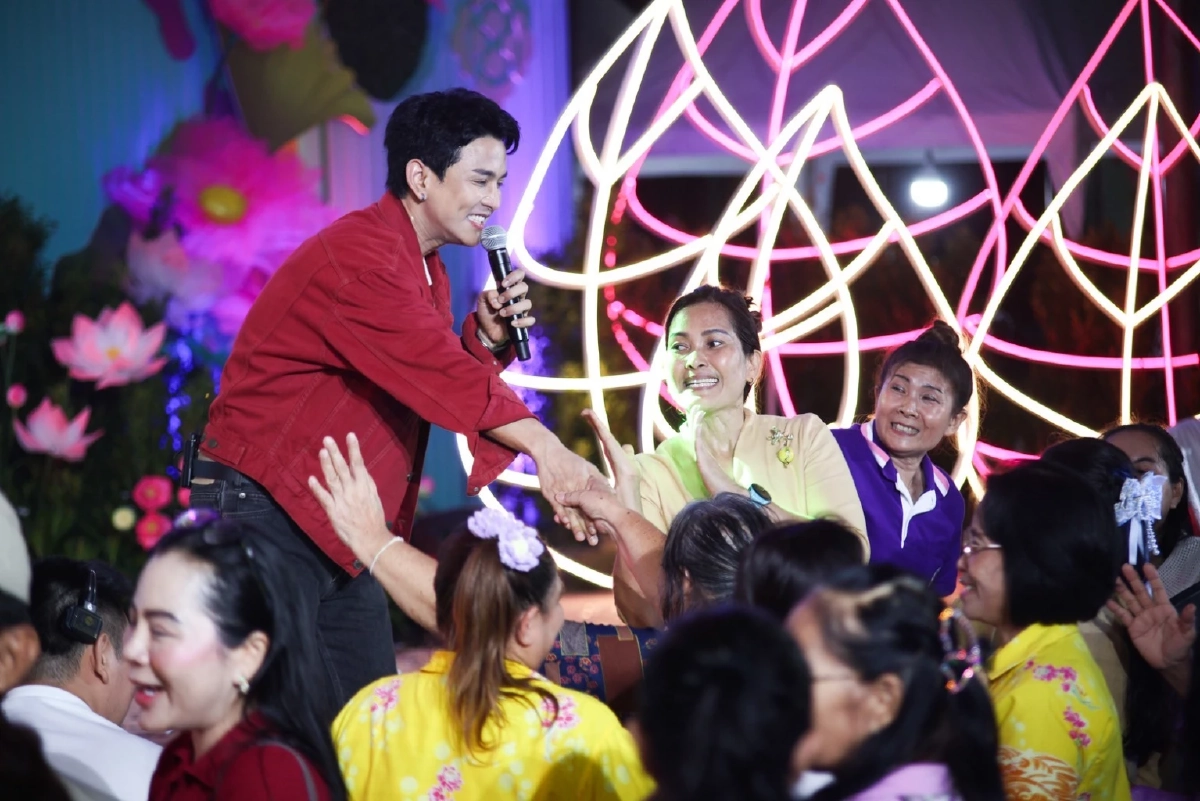 \"กัน ณภัทร\" จุดไฟเวทีรับบัว 68! เสียงหวานสะกดบางพลี แม่ยกกรี๊ดสนั่น