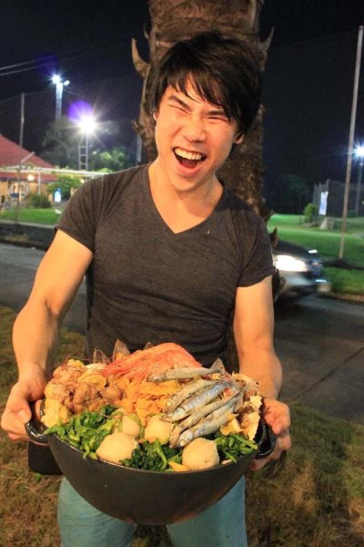 เปิดประวัติ \"กัน จอมพลัง\" จากพ่อค้าบะหมี่ สู่อินฟลูฮีโร่นักบุญ แนบแน่นนักการเมืองดัง?