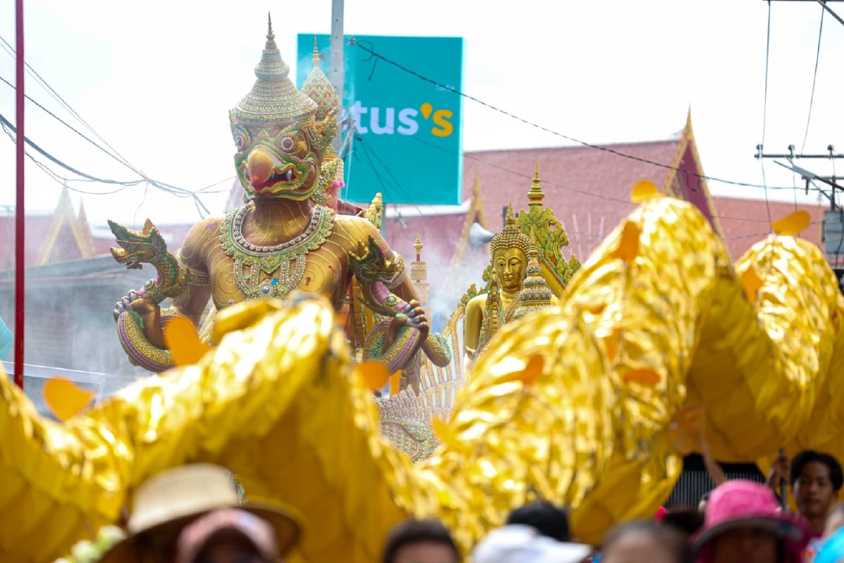 เลขลอยกลางอากาศ?  "ขบวนรับบัว68" ปรากฏตัวเลข คอหวยไม่ช้าแห่ซูมเลขเด็ด