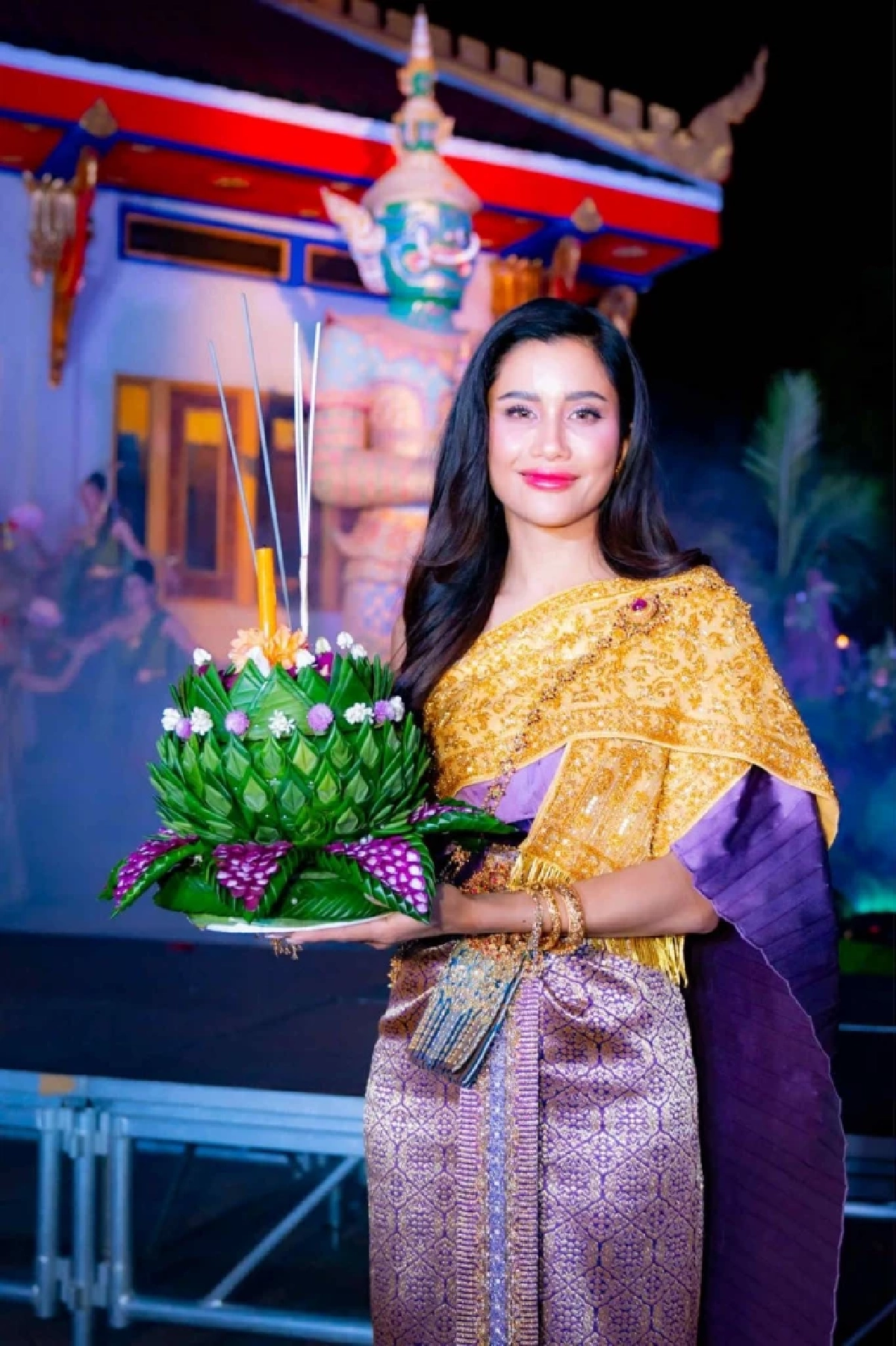 \"ปู ไปรยา\" สวยสง่าในลุคนางนพมาศ ฉลองยิ่งใหญ่ลอยกระทง ลอสแอนเจลิส