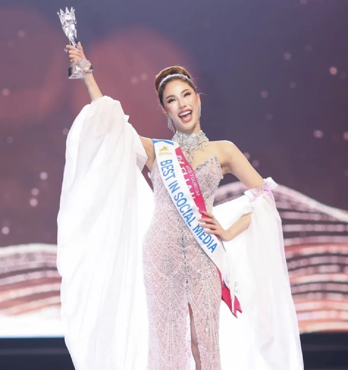 ”โอลีฟ ศศิชา“ติด Top 10 คว้าสามรางวัลสุดปัง บนเวทีระดับโลก