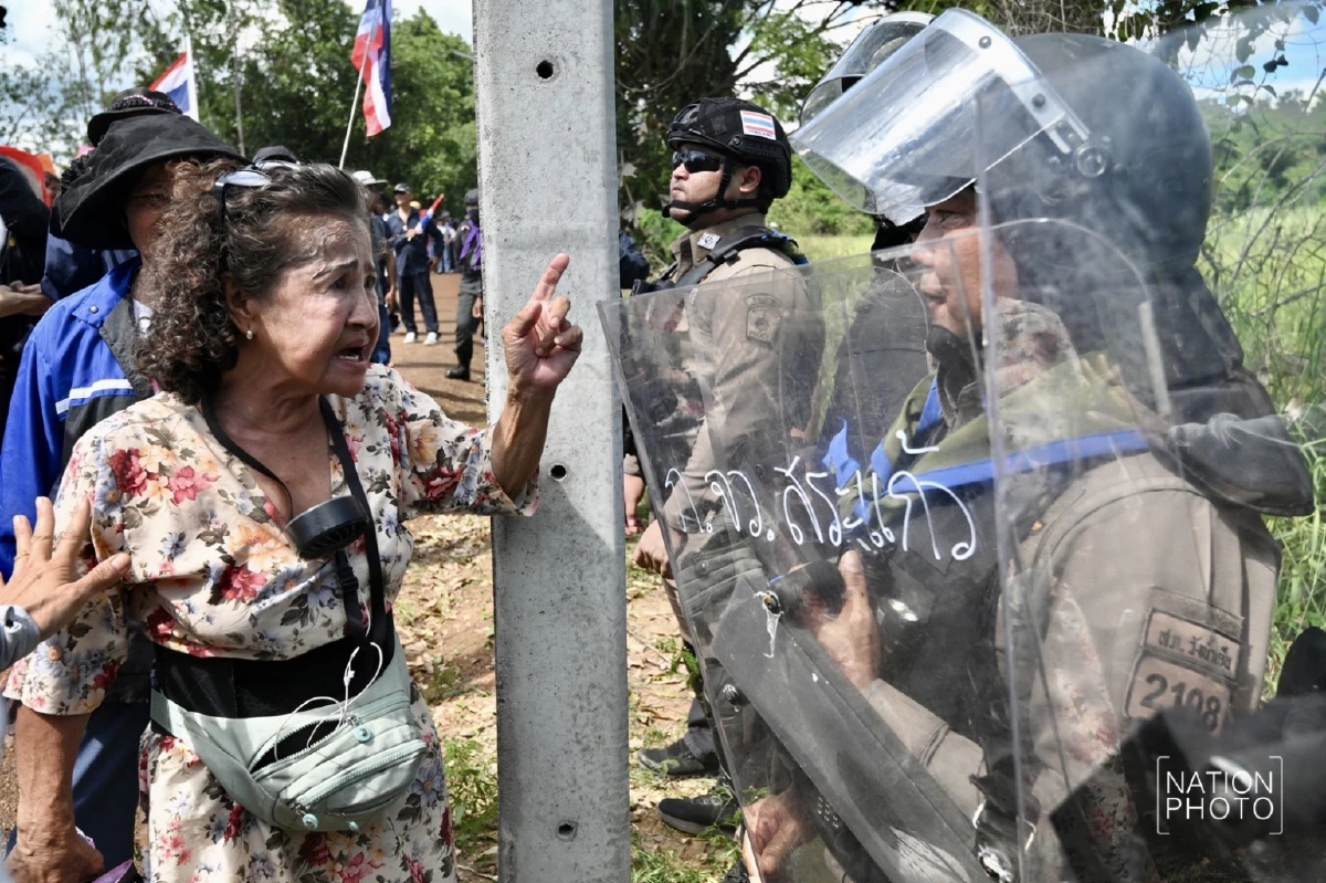 “วีระ สมความคิด” นำมวลชนบุกแนวรั้วหนองจาน หวิดปะทะกันรุนแรง