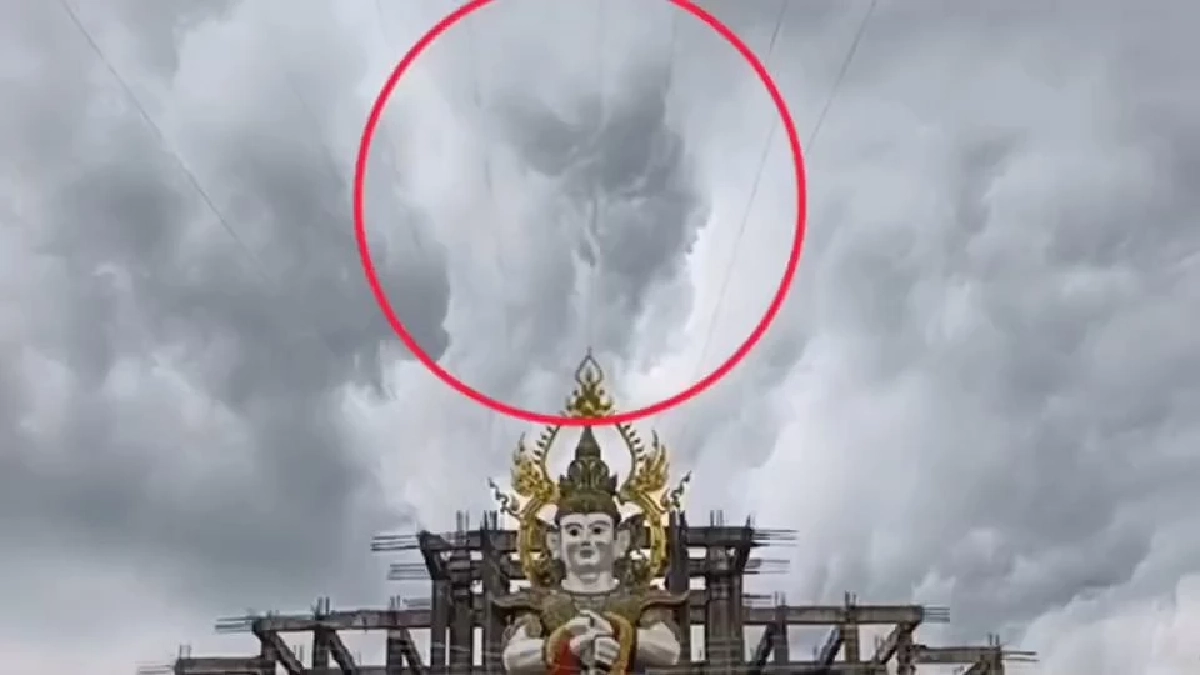 ฮือฮา! เมฆคล้ายหน้ายักษ์ ลอยเหนือองค์ปู่เวส ระหว่างพิธีพุทธาภิเษก