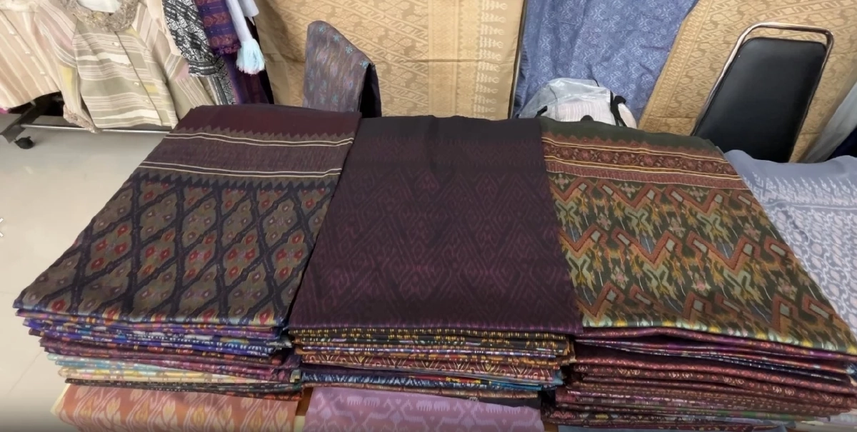 ชาวบ้าน ซาบซึ้ง "สมเด็จพระพันปีหลวง" ชอบผ้าไหมสีเม็ดมะขาม เคยรับสั่งให้ทำส่งวัง