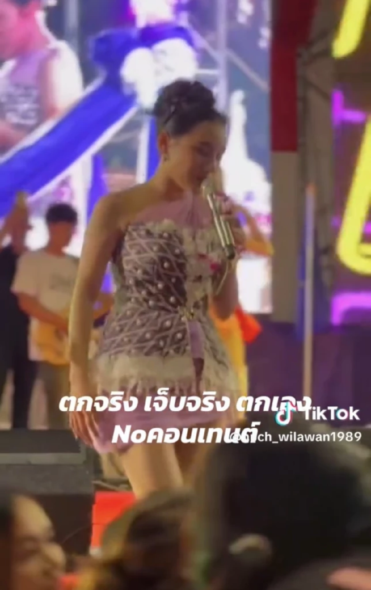 ระทึก! นักร้องหมอลำตัวแม่ "นุช วิลาวัลย์" ตกเวทีคอนเสิร์ต