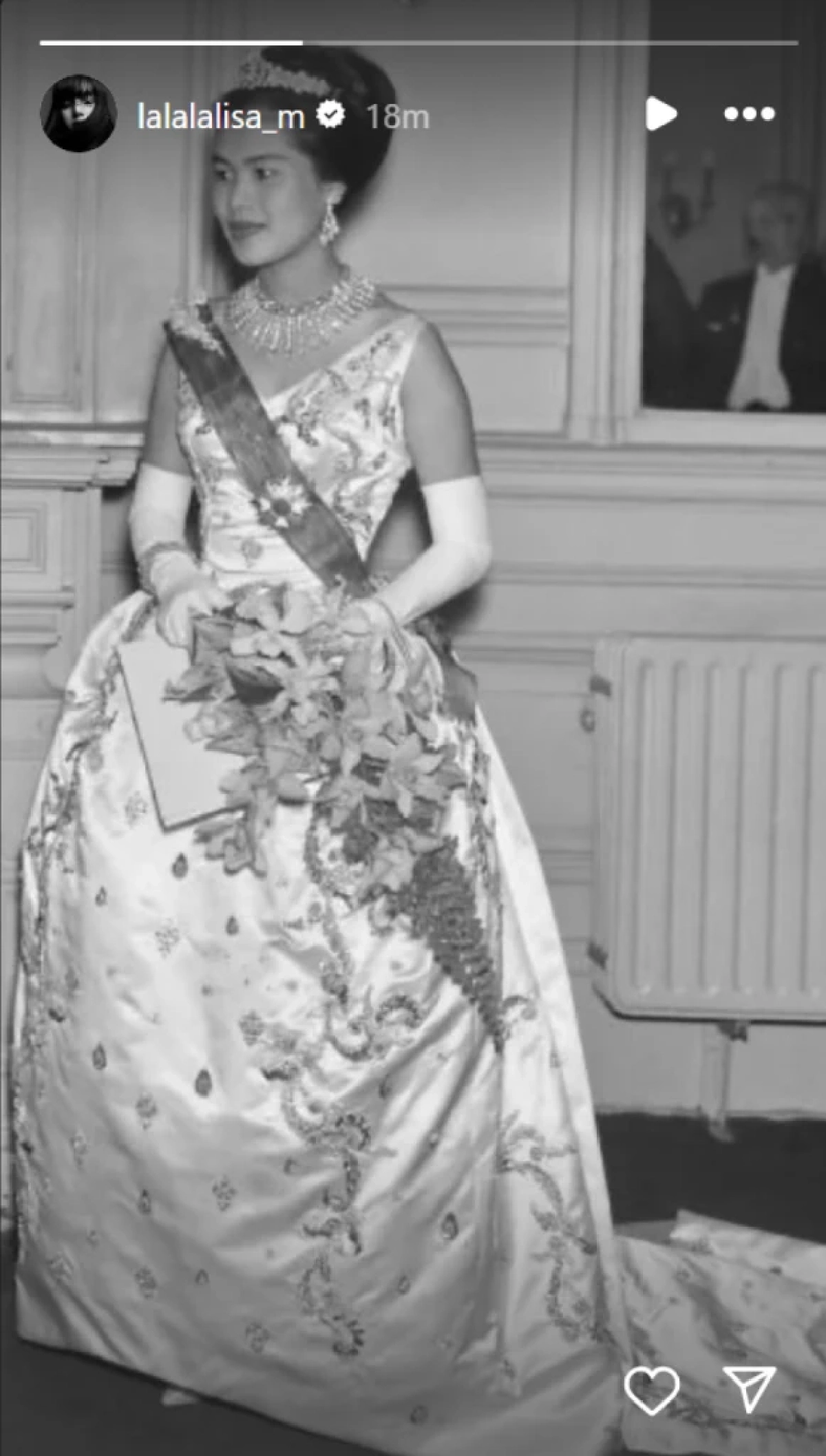 เปิดภาพ \'ลิซ่า BLACKPINK\' โพสต์ ถวายความอาลัย\'พระพันปีหลวง\'สุดซึ้ง