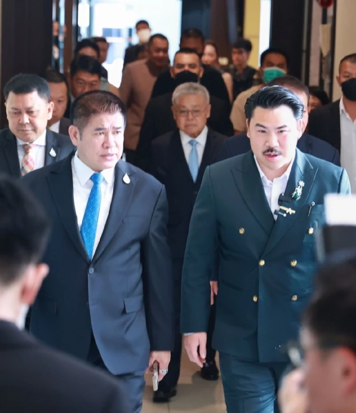 เปิดประวัติ \"กัน จอมพลัง\" จากพ่อค้าบะหมี่ สู่อินฟลูฮีโร่นักบุญ แนบแน่นนักการเมืองดัง?