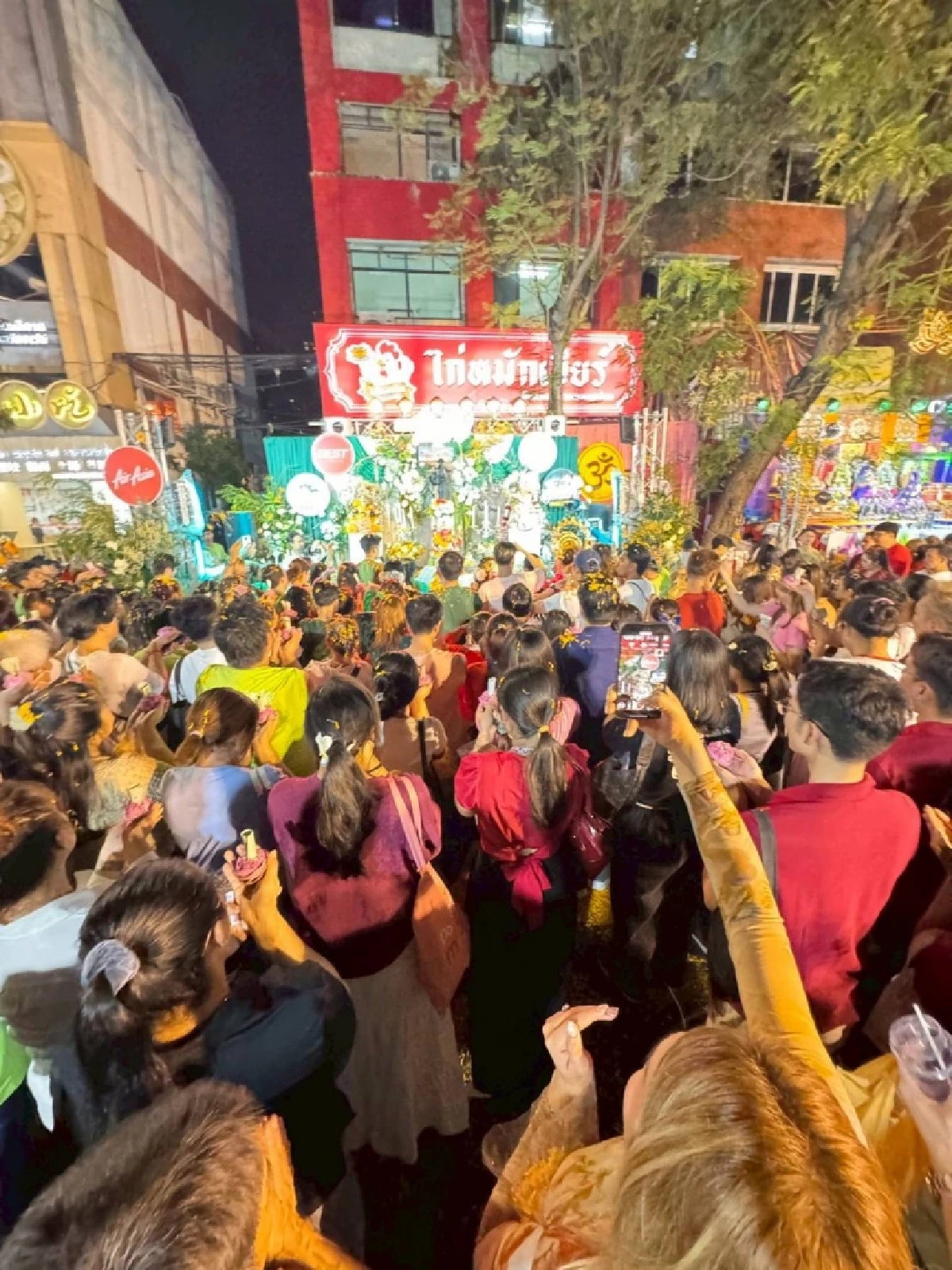 เก็บตกบรรยากาศงานนวราตรี 2568 สุดคึกคัก เหล่าคนดังจัดเต็มร่วมสัมผัสค่ำคืนแห่งศรัทธา
