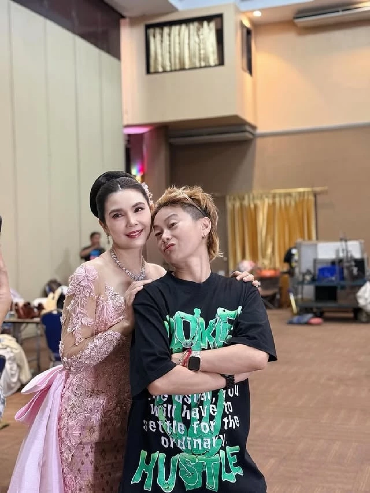 ‘ฝน ธนสุนทร’ เซอร์ไพรส์โพสต์ภาพคู่หวานใจในชุด ‘บ่าวสาว’ ลุ้นข่าวดีวิวาห์หวาน