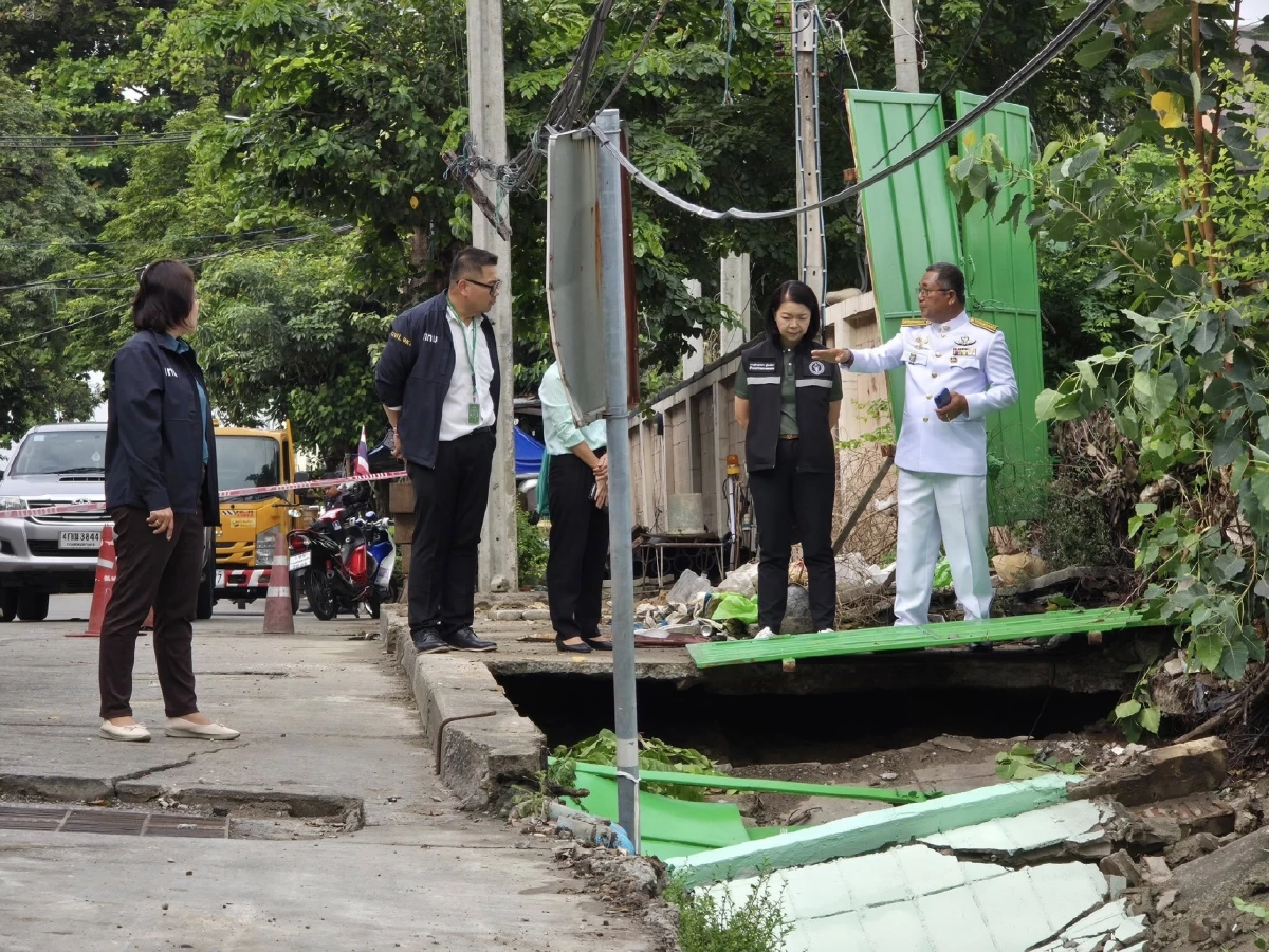 ถนนทรุดตัว ลึก 1-2 เมตร หน้าการไฟฟ้ายานนาวา ปิดการจราจร 2 ช่องทาง
