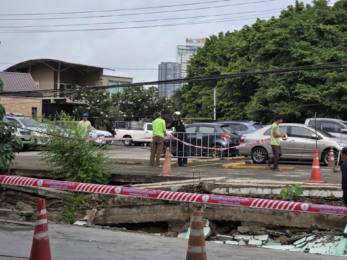 ถนนทรุดตัว ลึก 1-2 เมตร หน้าการไฟฟ้ายานนาวา ปิดการจราจร 2 ช่องทาง