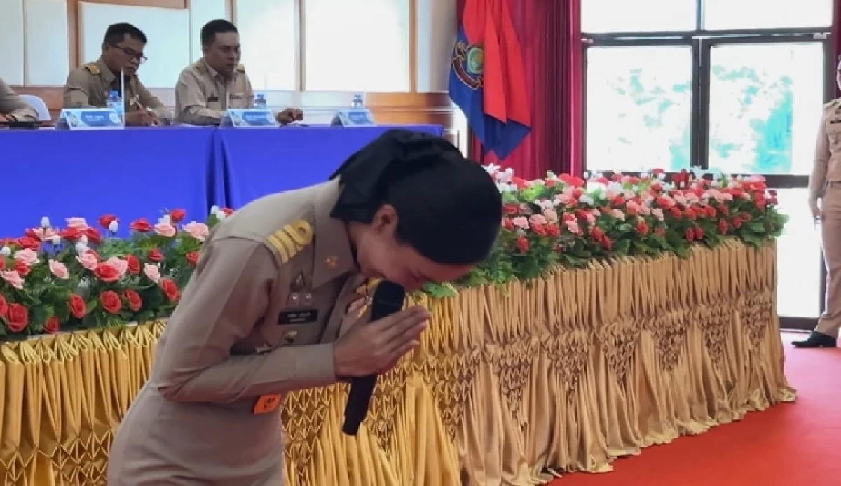 ชมคลิป เฮฮากันใหญ่ \"ปลัดแคท\" ร้องเพลงพุ่มพวงกลางที่ประชุม กำนัน-ผู้ใหญ่บ้าน