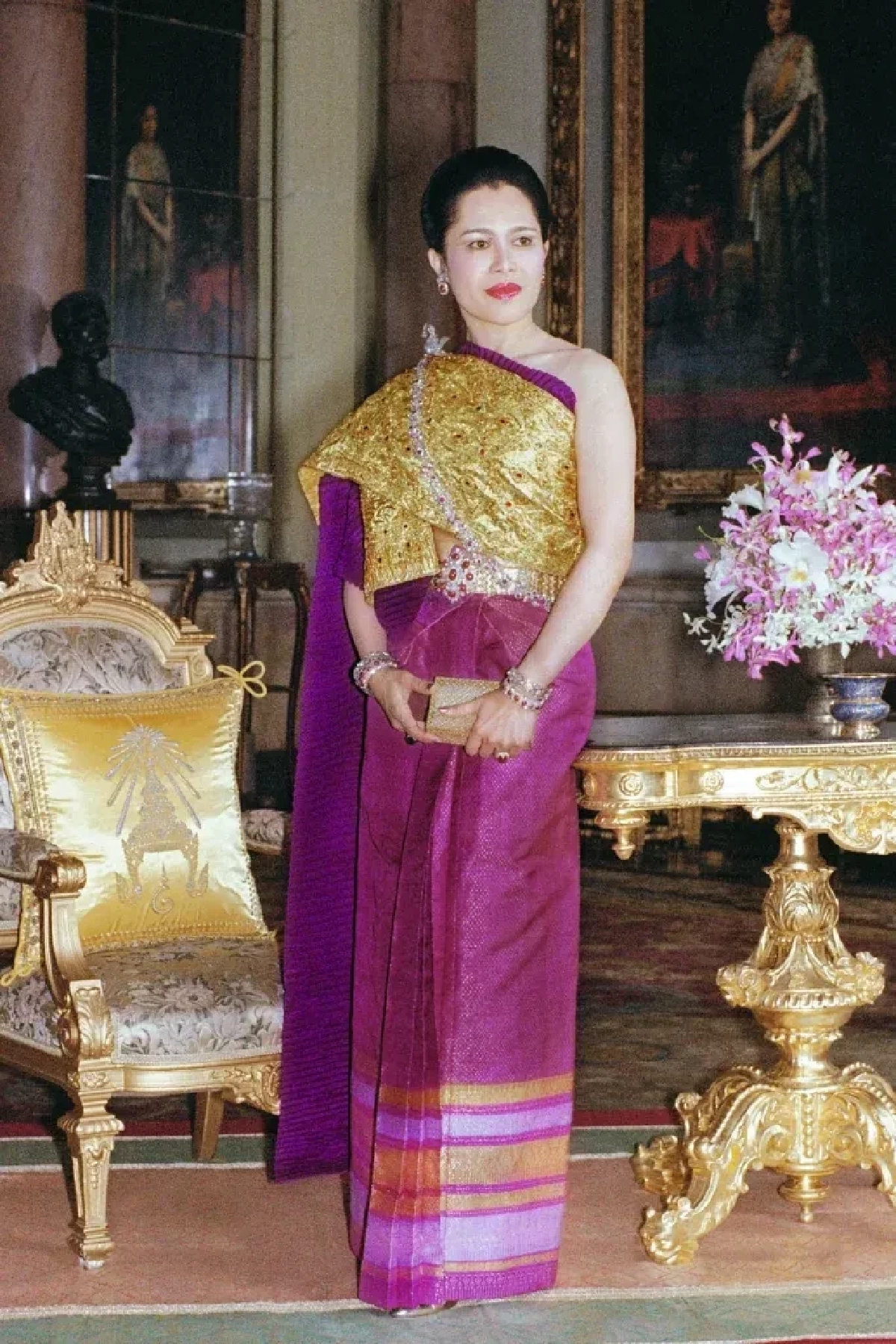 สมเด็จพระพันปีหลวง \"พระมารดาแห่งไหมไทย\" ผู้ทรงเป็น \"หัวใจ\" แห่งไหมไทยและศิลปาชีพ