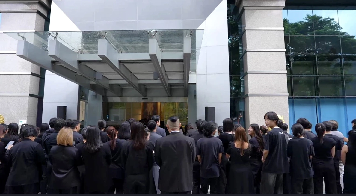 ทรู คอร์ปอเรชั่น ทั่วประเทศ ร่วมแสดงความอาลัยสมเด็จพระพันปีหลวง