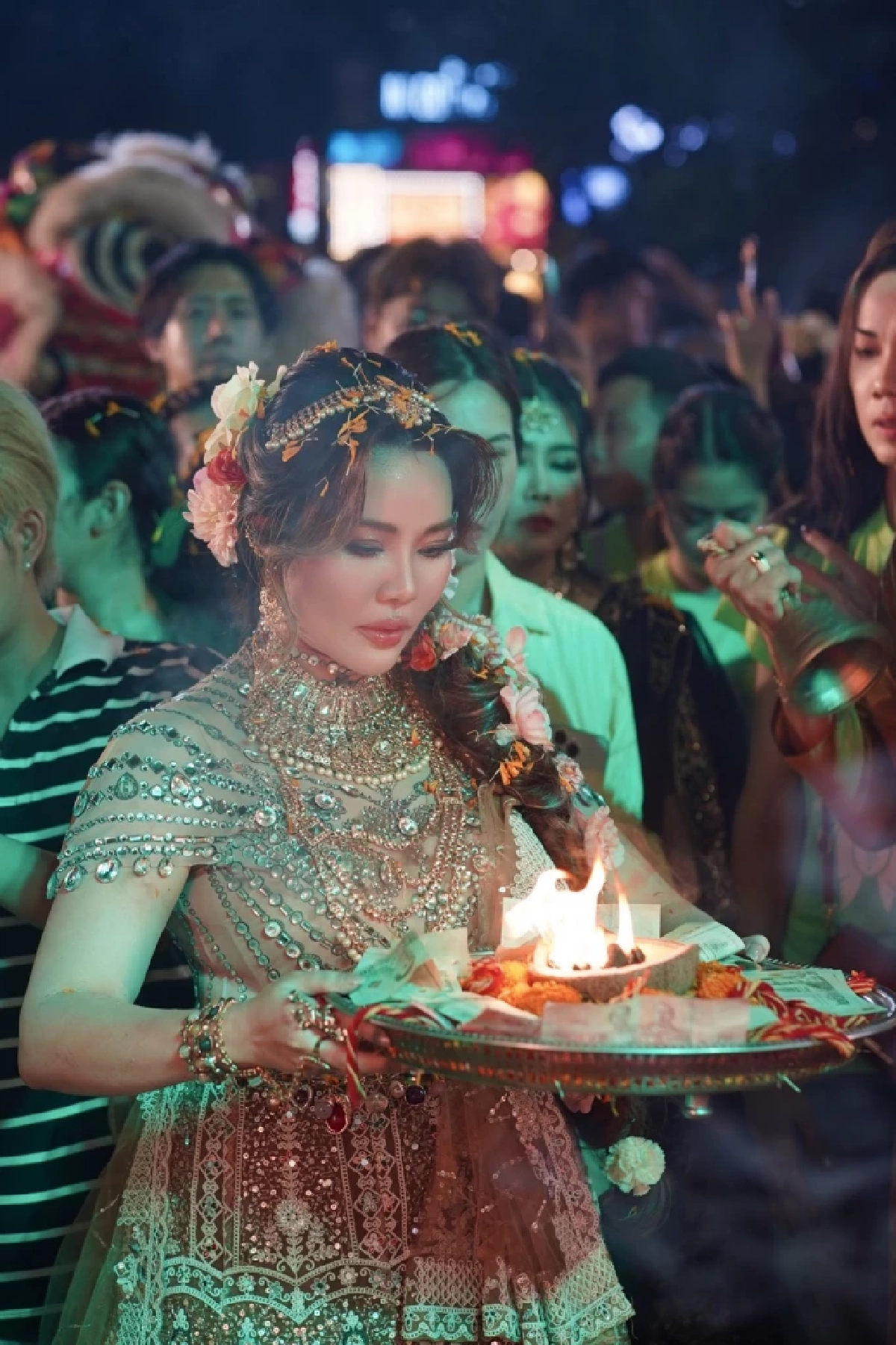 เก็บตกบรรยากาศงานนวราตรี 2568 สุดคึกคัก เหล่าคนดังจัดเต็มร่วมสัมผัสค่ำคืนแห่งศรัทธา