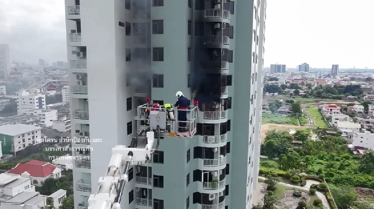 ด่วน! ไฟไหม้คอนโด ตรงข้ามห้างฯ พาต้า เจ้าหน้าที่เร่งอพคน ลงสู่พื้นล่าง