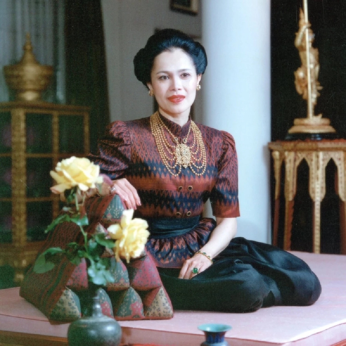 สมเด็จพระพันปีหลวง \"พระมารดาแห่งไหมไทย\" ผู้ทรงเป็น \"หัวใจ\" แห่งไหมไทยและศิลปาชีพ