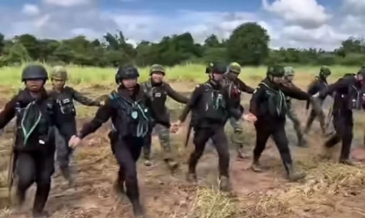 ผบ.ฉก.อรัญประเทศ นำทหาร เดินเรียงหน้ากระดาน พื้นที่เก็บกู้ทุ่นระเบิด
