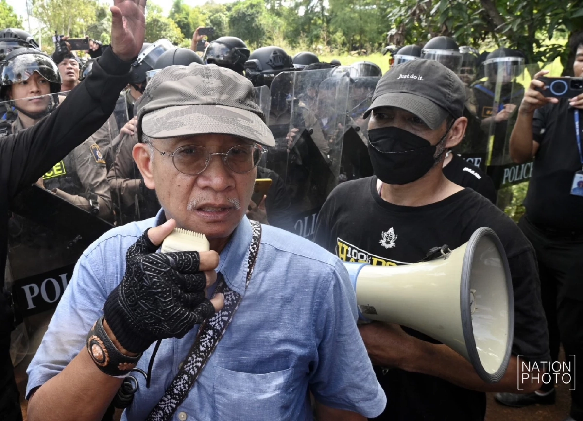 “วีระ สมความคิด” นำมวลชนบุกแนวรั้วหนองจาน หวิดปะทะกันรุนแรง