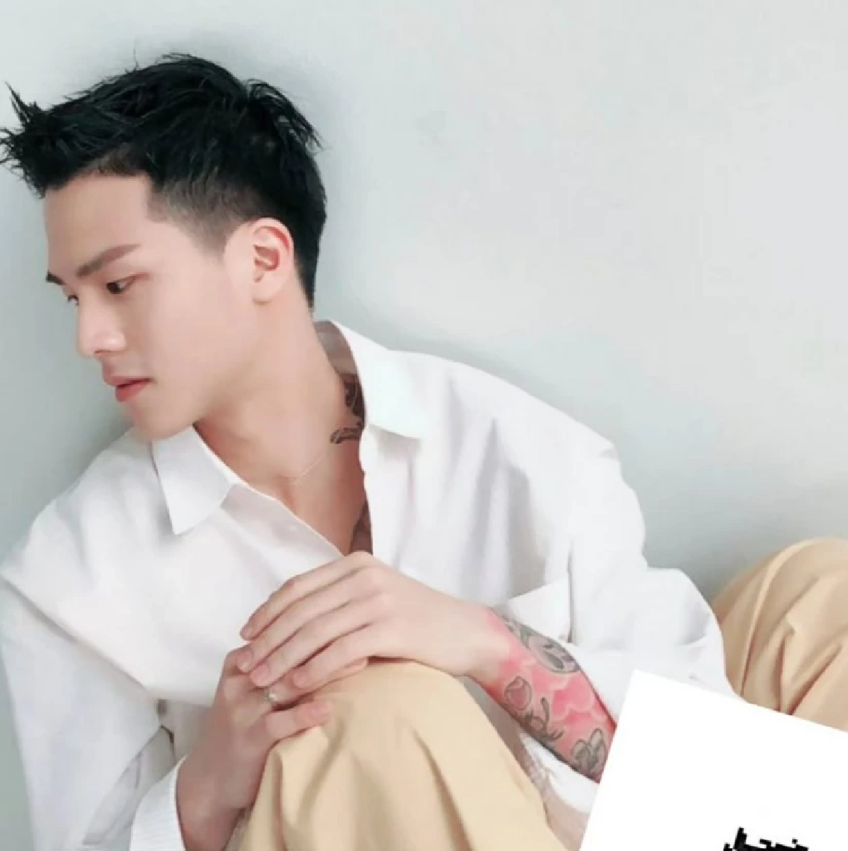 แฉสะเทือน! \'นักร้องหนุ่ม วงดัง\' โปงเบื้องหลังวงการ สู่การเป็น บาร์โฮสต์?