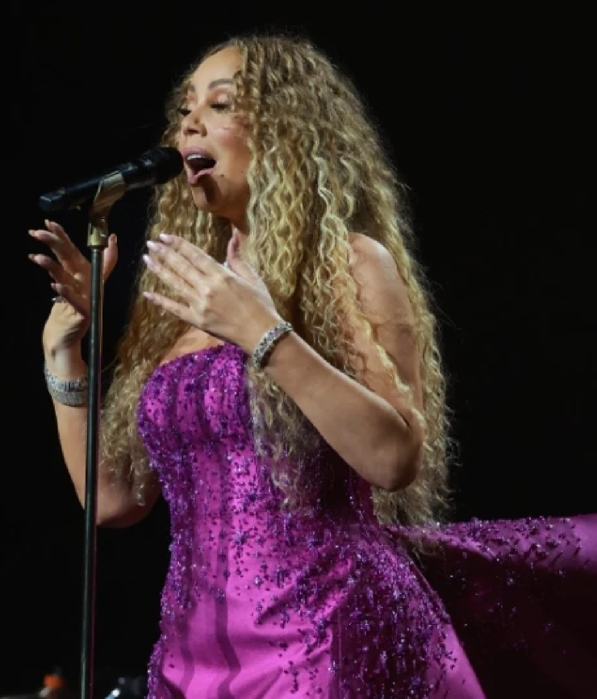 เปิดเบื้องหลังชุดฟินาเล่ "มารายห์ แครี" สวมเดรสผ้าไหมไทย SIRIVANNAVARI