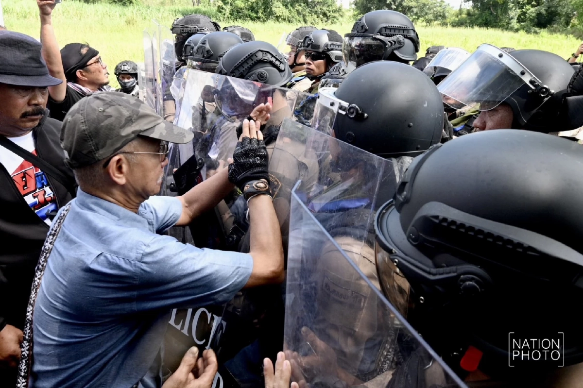 “วีระ สมความคิด” นำมวลชนบุกแนวรั้วหนองจาน หวิดปะทะกันรุนแรง